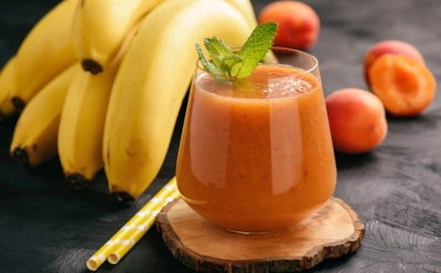 Стакан бодрости с утра: этот фруктовый смузи на кефире заменит завтрак и подарит энергию