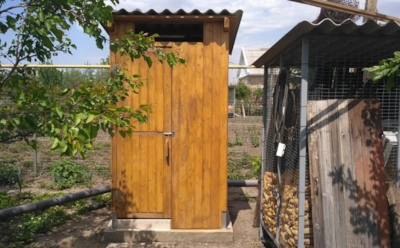 Как обезвредить запах дачного туалета: 5 приемов, которые справятся даже с невыносимым зловонием