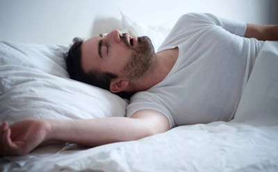 Как «пьяный сон» превращает ночь в стресс: почему алкогольные вечеринки вызывают утренний туман в голове