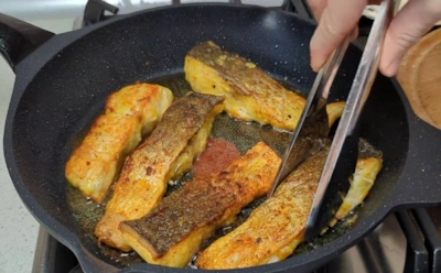 Жареная рыба без запаха на кухне: добавьте в муку одну специю — она удержит соки и аромат внутри