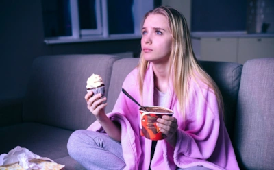 Еда перед телевизором меняет аппетит: как экран стимулирует съедать на треть больше