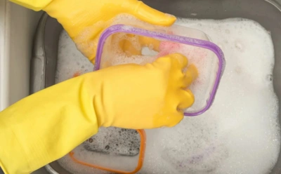 Если пластиковые контейнеры стали неприятно пахнуть: этот трюк с салфеткой вернет им свежесть и чистоту