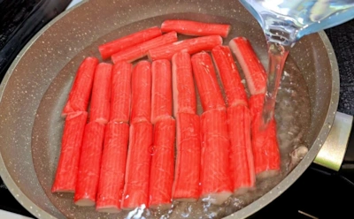 Кипяток и специи сотворят кулинарное чудо: сочная и нежная закуска из крабовых палочек