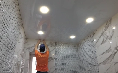 Что выбрать для потолка в ванной: 7 лучших решений от классики до натяжных систем