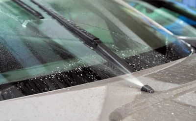 Подарите машине бутылку газировки: водители решают эту межсезонную проблему с помощью воды с газом