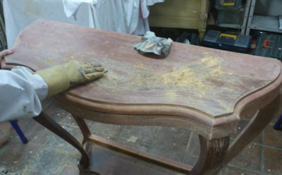 Если винтажная мебель неприятно пахнет: прием реставраторов, который уберет запах сырости и табака
