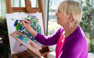 Кисть, музыка и сцена против старения: как творчество влияет на сердце, мозг и долголетие