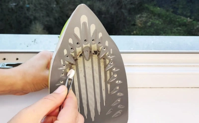 Нагар на утюге — больше не проблема: трюк с парацетамолом, который вернет гладкость подошве