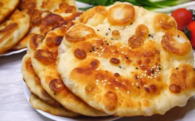 Если гости на пороге, а в холодильнике пусто: эти индийские лепешки на кефире готовятся несколько минут