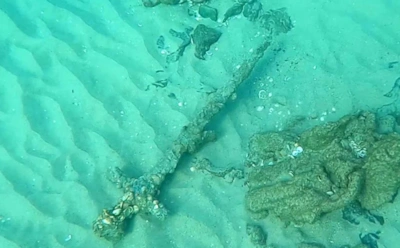 Обычное погружение у берега обернулось находкой: дайвер нашел меч, пролежавший под водой сотни лет