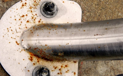 Рыжие пятна на нержавейке: 5 разрушителей защиты металла и почему это происходит