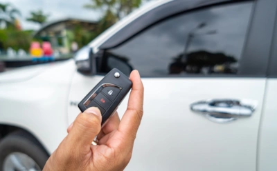 Не все водители знают об этом: что дает долгое нажатие кнопки на ключе и почему это полезно