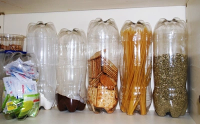 Бутылки спасут вас от хаоса: как организовать хранение продуктов и инструментов без лишних расходов