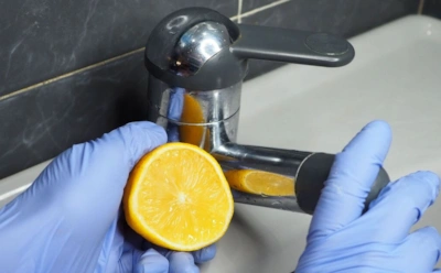 Если смеситель всегда выглядит старым: этот трюк с лимоном вернет ему зеркальный блеск и опрятность