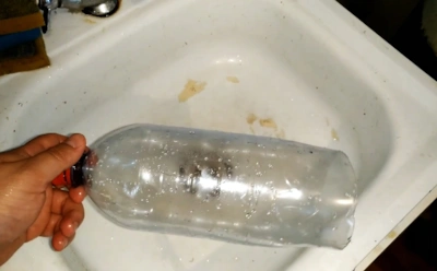 Если раковина внезапно перестала сливать воду: как пробить засор при помощи обычной бутылки