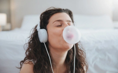 Жвачка кажется безобидной: как длительное жевание может вредить челюсти, зубам и желудку