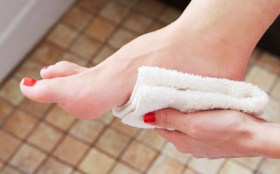 Желтые ногти на ногах могут появиться внезапно: этот способ с феном отлично работает против грибка