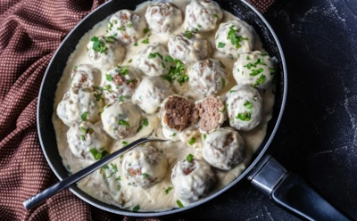 Эти тефтели не распадаются в сковороде:  рецепт в сметане — нежные и без лишней влаги