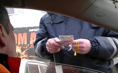 Так инспектор вводит водителя в заблуждение: какие документы он не вправе требовать от вас