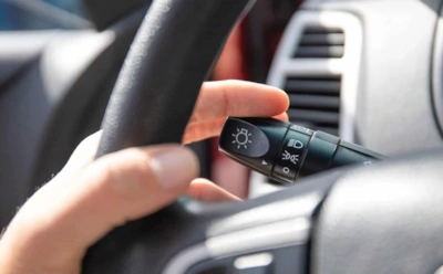 Ошибка или холодный расчет водителей: когда и почему они включают не тот поворотник при выезде