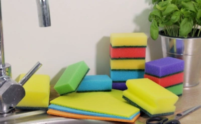 Почему цвет губки для посуды — не случайность: что на самом деле означают оттенки