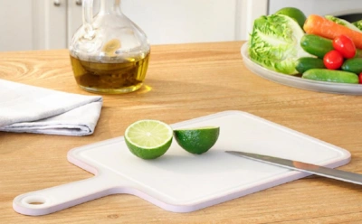 Чистая с виду — опасная внутри: как пластиковые доски становятся рассадником бактерий