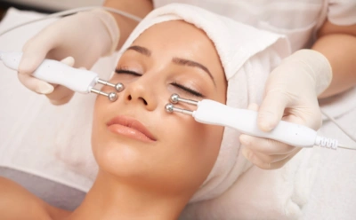 Ток слабый, а эффект заметен сразу: как микротоки подтягивают лицо и возвращают коже тонус