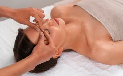 Почему массаж лица дает разный результат: что происходит с кожей при разных техниках