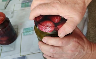 Если банка не открывается — как ни крути: эта хитрость с ложкой поможет справиться за секунды