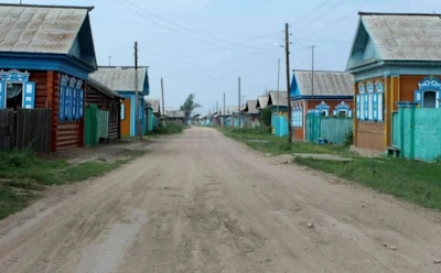 Почему дома в деревнях стоят у самой дороги: объяснение, о котором редко задумываются