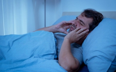 Если зуб болит только ночью — это не случайность: что скрывается за ночными приступами