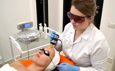 Если уколы — не ваш метод: эта процедура без игл восстанавливает влагу и улучшает тон лица