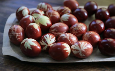 Не шелуха и не таблетки: как покрасить пасхальные яйца кофе с эффектом натурального оттенка