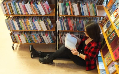 Почему зумеры возвращаются в библиотеки: что заставляет современную молодежь изменить привычки