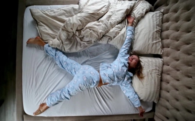 Мышцы нужно будить по утрам постепенно: эти упражнения в кровати снимут скованность и тяжесть