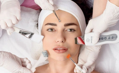 Чистка лица дает не только эффект: какие плюсы и минусы скрывает вторая по популярности процедура