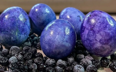 Не только луковая шелуха: как покрасить пасхальные яйца без химии и получить красивый цвет