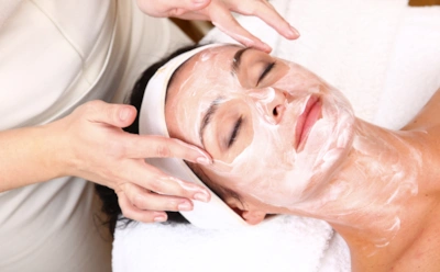 Энзимный пилинг — лучший выход для чувствительной кожи: как ферменты заменили кислоты