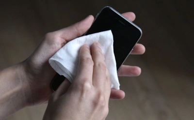 Когда чистота выходит боком: что категорически нельзя протирать влажными салфетками