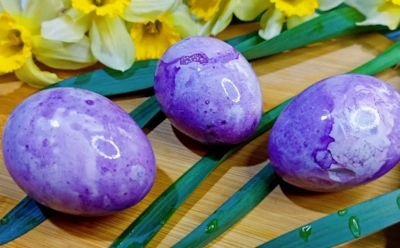 Секрет лавандовых пасхальных яиц раскрыт: как чай анчан меняет цвет скорлупы за секунды
