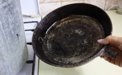 Даже старый слой нагара сдастся без боя: всего 2 ингредиента — и жир сойдет без долгого трения