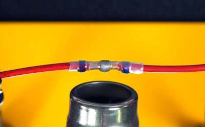 Этот способ упрощает монтаж проводов: как надежно соединить их без пайки и лишних инструментов