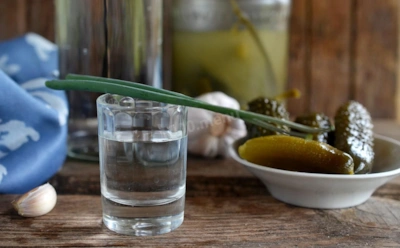 Опасность в каждой рюмке: почему домашний самогон может вызвать тяжелейшее отравление