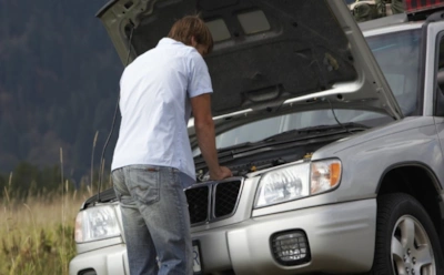 Если аккумулятор сел вдали от цивилизации: как завести машину без посторонней помощи и «прикуривания»