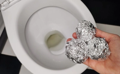 Один шарик в бачок — и унитаз очистит сам себя: как обычная фольга создает эффект чистоты