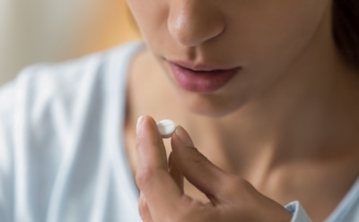 Эти таблетки сбивают стоматологов с пути: как самолечение ухудшает состояние зубов и усложняет лечение