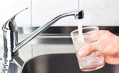 Вода из-под крана может быть опасной: как проверить ее дома и не пропустить тревожные признаки