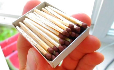 Спички вместо пятновыводителя: как опытные хозяйки используют серную головку для удаления чернил