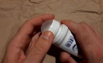 Не выбрасывайте флакон от дезодоранта: как использовать его в быту — результат вас приятно удивит