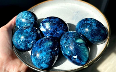 Пасхальные яйца с мерцающим оттенком: как покрасить их в глубокий «сапфировый» цвет